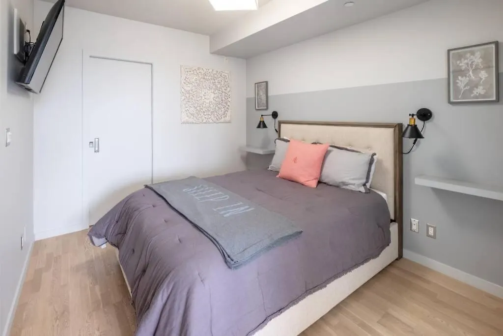 Clean 3Rd Floor 1 Bedroom Apt In Old Town China Town Victoria 0*,  Canada