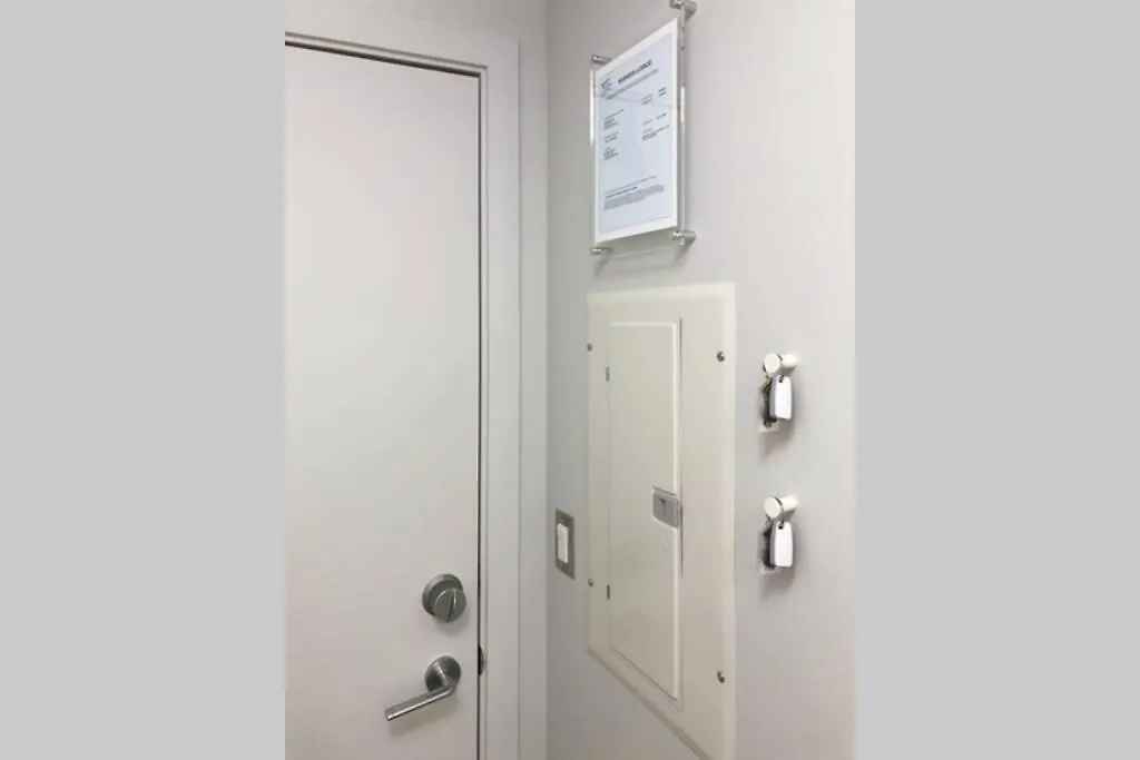 Clean 3Rd Floor 1 Bedroom Apt In Old Town China Town Victoria 0*,  Canada