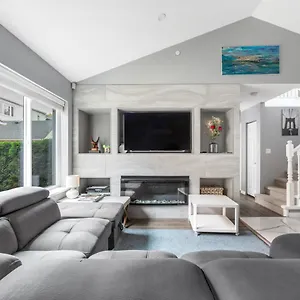  Holiday home Stylish Dual Bedroom In Van West Canada